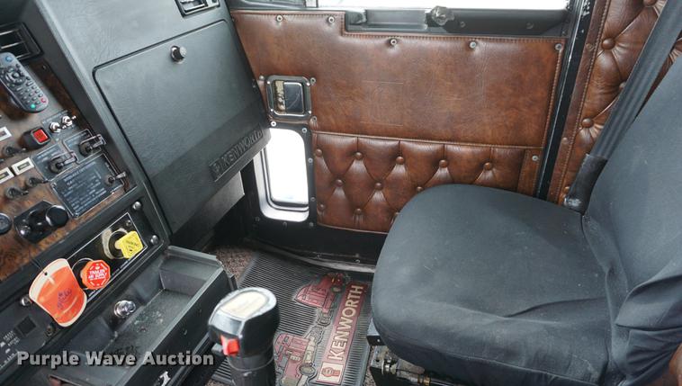 image for item DD7694 1989 Kenworth T600 semi truck