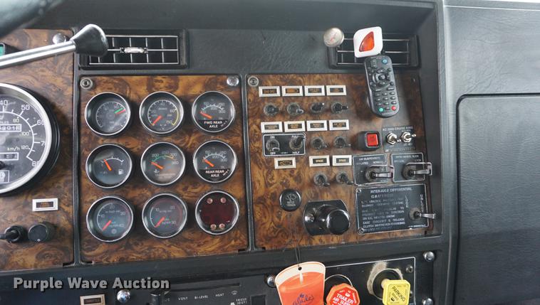 image for item DD7694 1989 Kenworth T600 semi truck