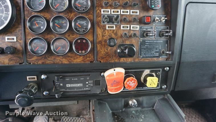 image for item DD7694 1989 Kenworth T600 semi truck