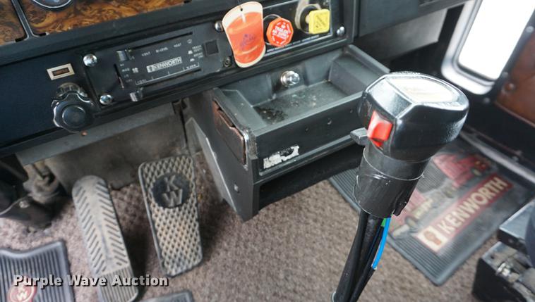 image for item DD7694 1989 Kenworth T600 semi truck