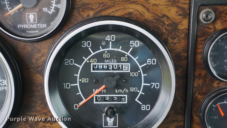 image for item DD7694 1989 Kenworth T600 semi truck