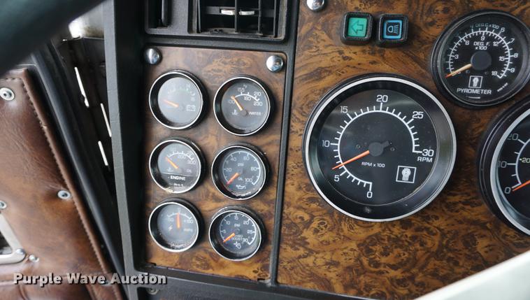 image for item DD7694 1989 Kenworth T600 semi truck