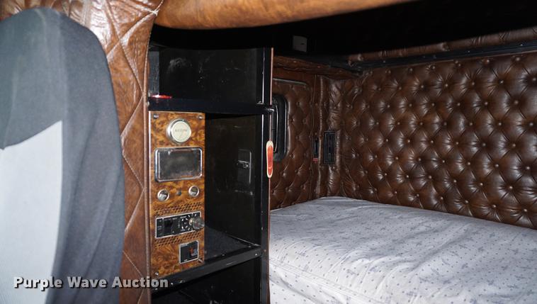 image for item DD7694 1989 Kenworth T600 semi truck