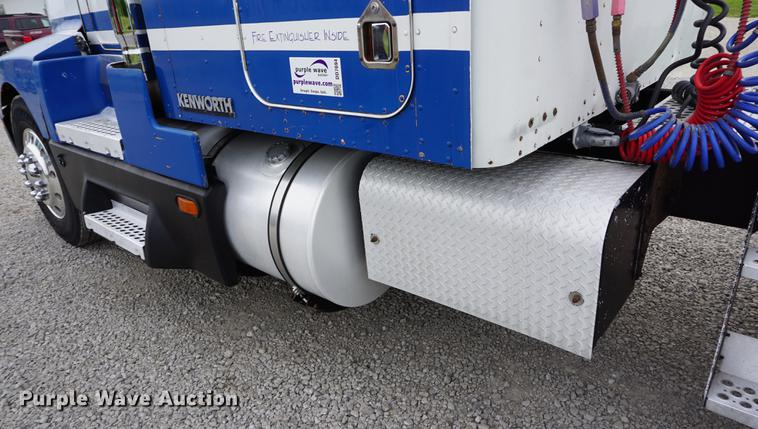 image for item DD7694 1989 Kenworth T600 semi truck