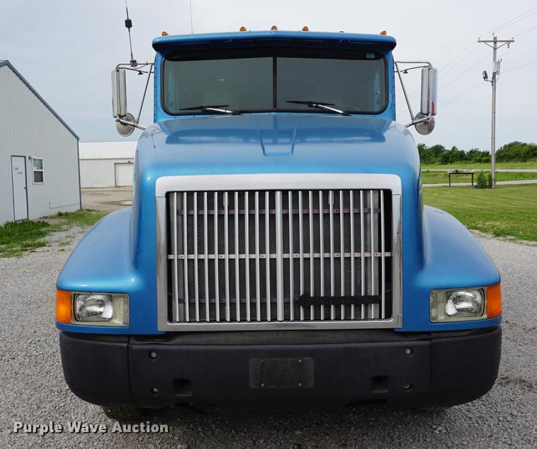 image for item DD7695 1994 International Eagle 9400 semi truck