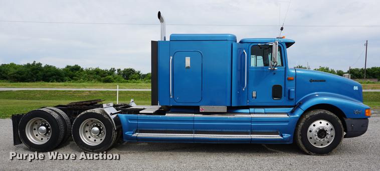 image for item DD7695 1994 International Eagle 9400 semi truck