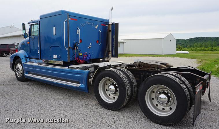 image for item DD7695 1994 International Eagle 9400 semi truck