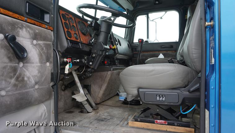 image for item DD7695 1994 International Eagle 9400 semi truck