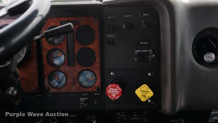 image for item DD7695 1994 International Eagle 9400 semi truck