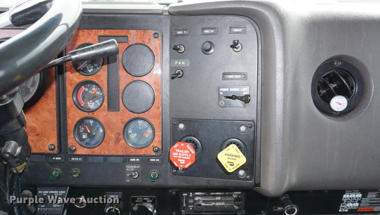 image for item DD7695 1994 International Eagle 9400 semi truck