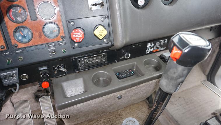 image for item DD7695 1994 International Eagle 9400 semi truck