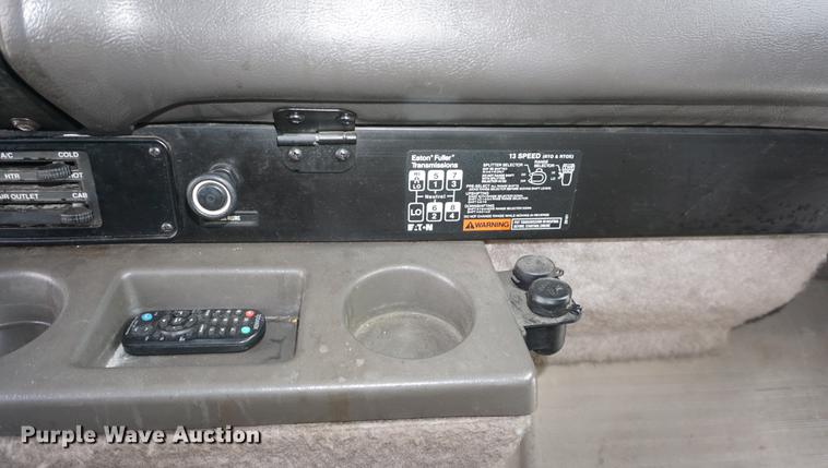 image for item DD7695 1994 International Eagle 9400 semi truck