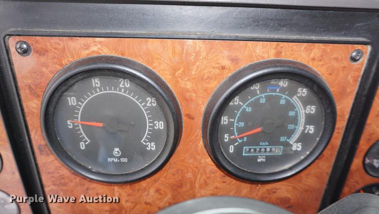 image for item DD7695 1994 International Eagle 9400 semi truck