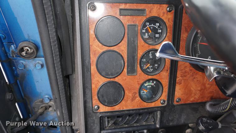 image for item DD7695 1994 International Eagle 9400 semi truck