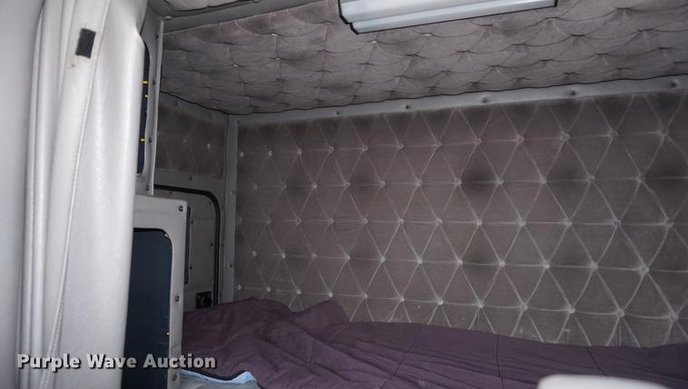 image for item DD7695 1994 International Eagle 9400 semi truck