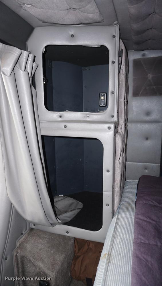 image for item DD7695 1994 International Eagle 9400 semi truck