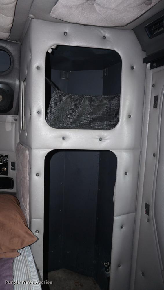 image for item DD7695 1994 International Eagle 9400 semi truck