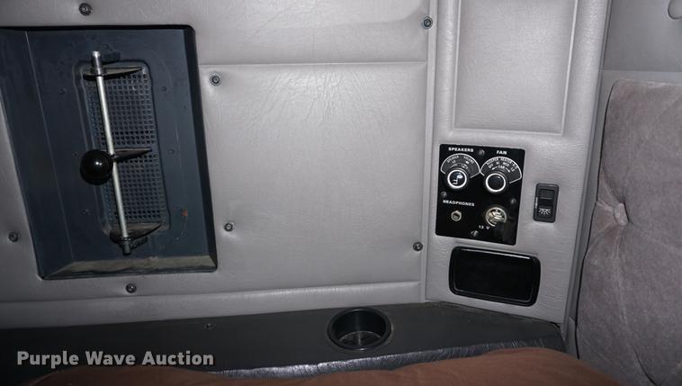 image for item DD7695 1994 International Eagle 9400 semi truck