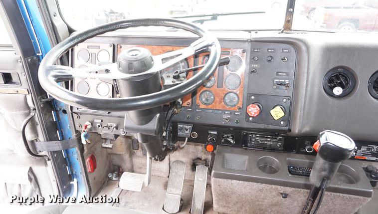 image for item DD7695 1994 International Eagle 9400 semi truck