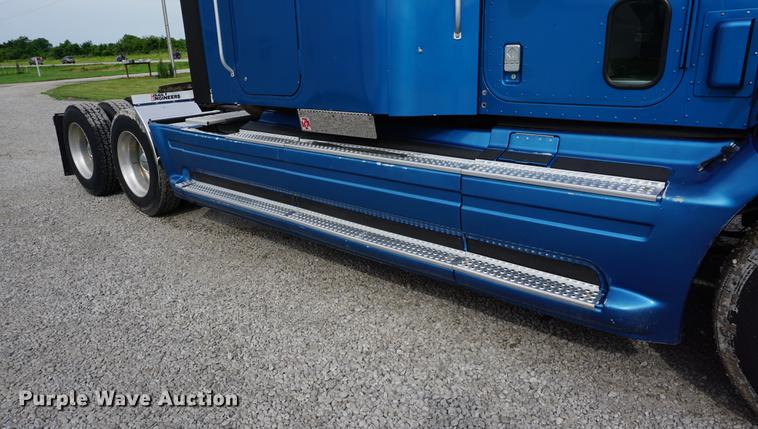 image for item DD7695 1994 International Eagle 9400 semi truck