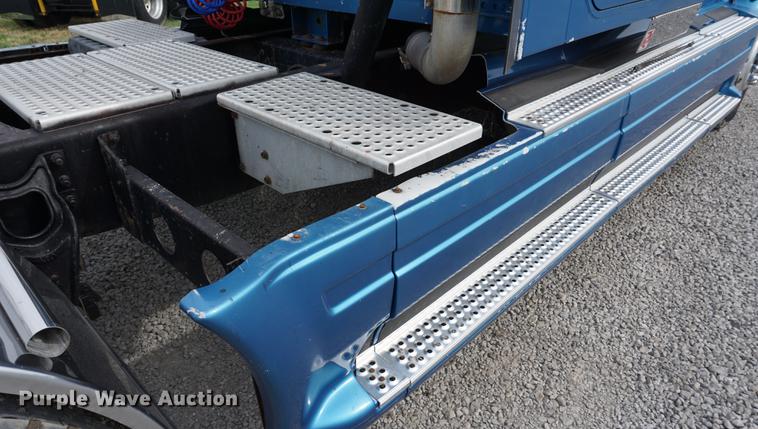 image for item DD7695 1994 International Eagle 9400 semi truck