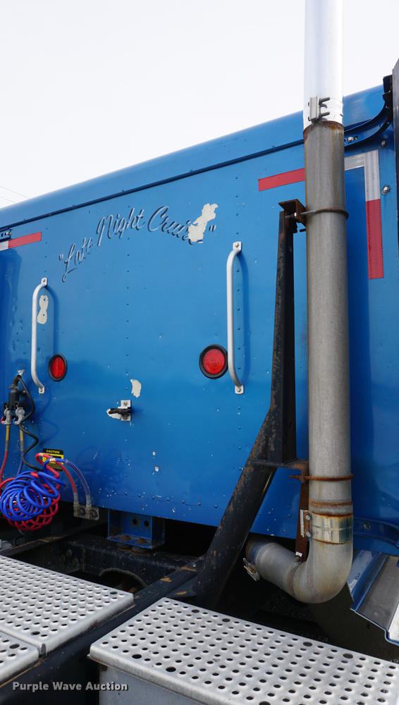 image for item DD7695 1994 International Eagle 9400 semi truck