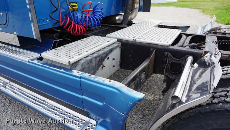 image for item DD7695 1994 International Eagle 9400 semi truck