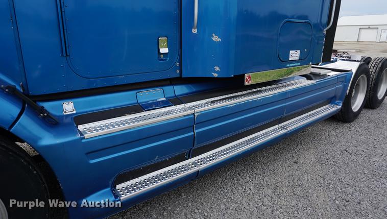 image for item DD7695 1994 International Eagle 9400 semi truck