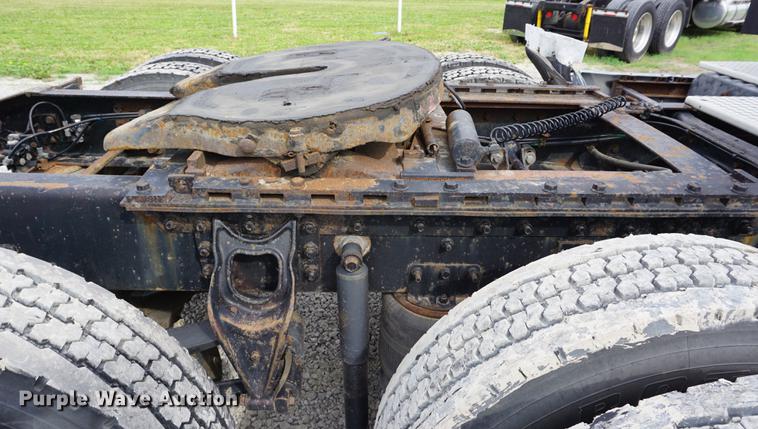 image for item DD7695 1994 International Eagle 9400 semi truck