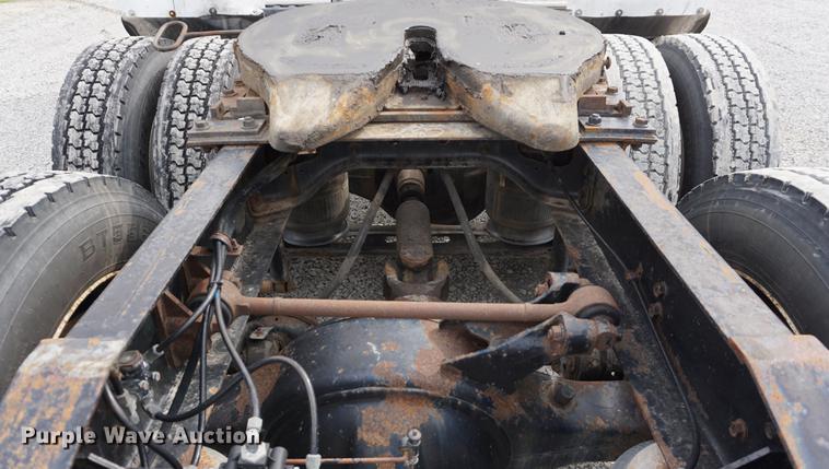 image for item DD7695 1994 International Eagle 9400 semi truck