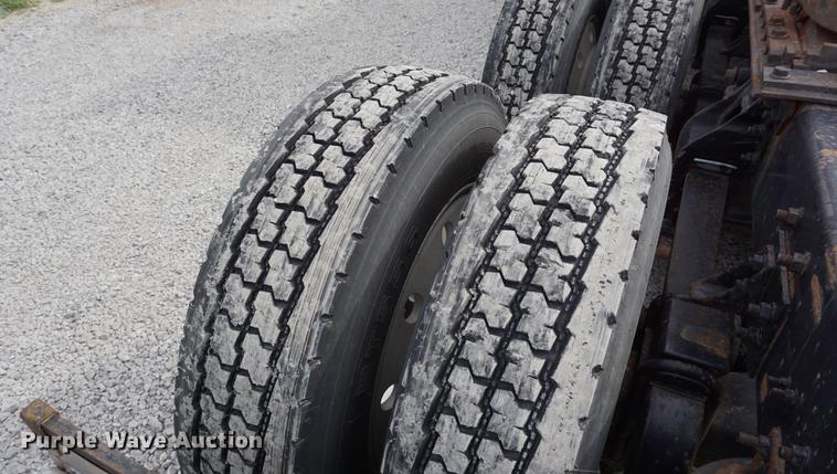 image for item DD7695 1994 International Eagle 9400 semi truck