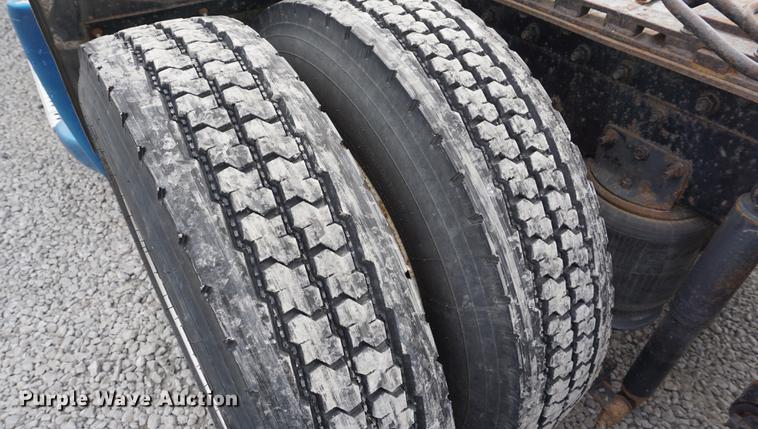 image for item DD7695 1994 International Eagle 9400 semi truck