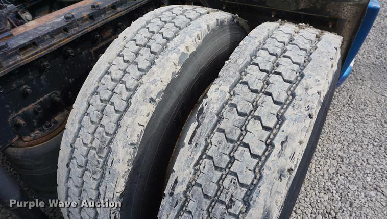 image for item DD7695 1994 International Eagle 9400 semi truck