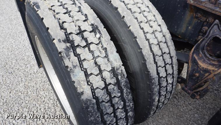 image for item DD7695 1994 International Eagle 9400 semi truck