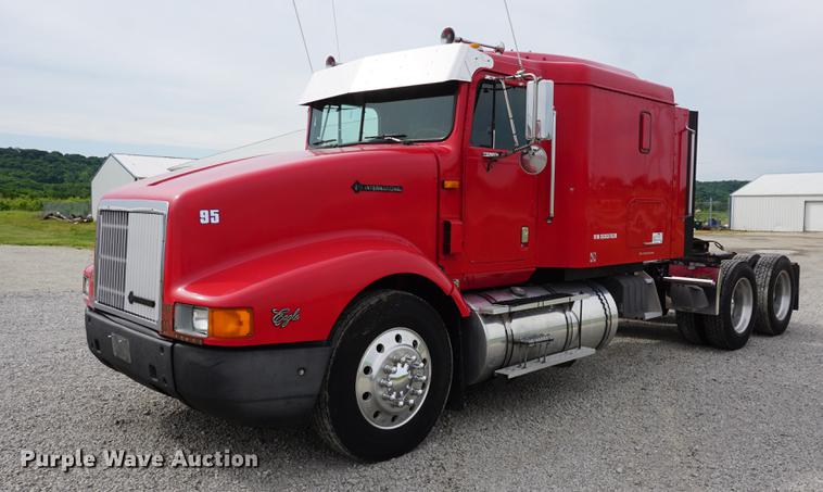 image for item DD7696 1995 International Eagle 9400 semi truck