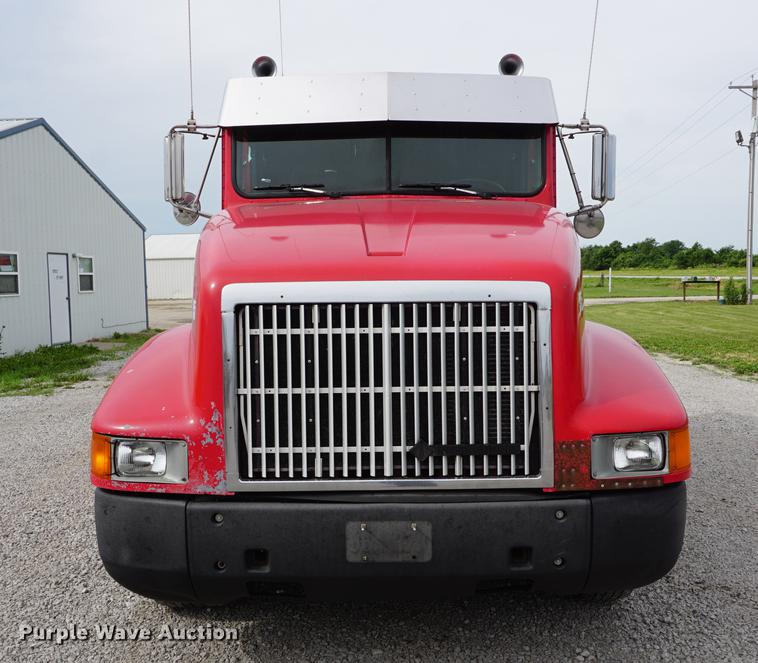 image for item DD7696 1995 International Eagle 9400 semi truck