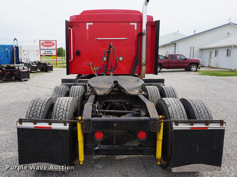 image for item DD7696 1995 International Eagle 9400 semi truck