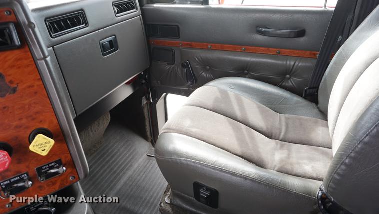 image for item DD7696 1995 International Eagle 9400 semi truck