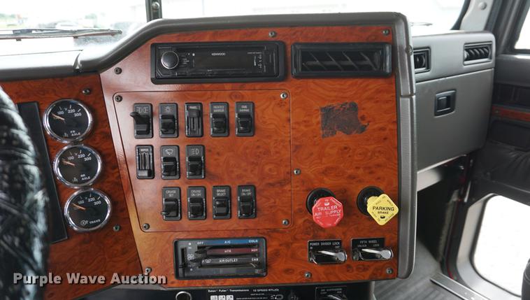 image for item DD7696 1995 International Eagle 9400 semi truck