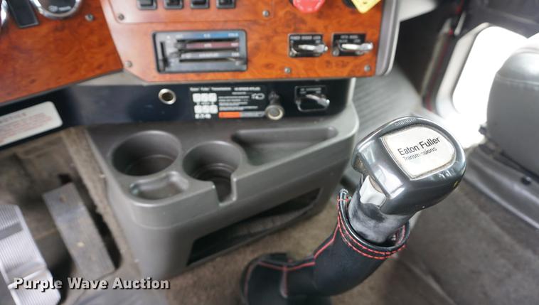 image for item DD7696 1995 International Eagle 9400 semi truck