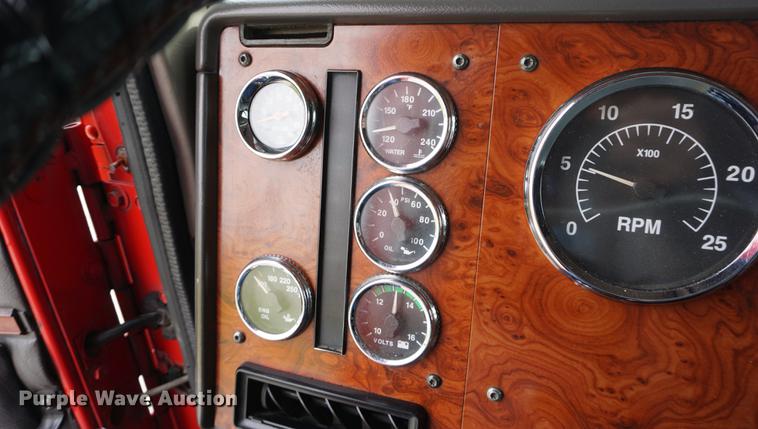 image for item DD7696 1995 International Eagle 9400 semi truck