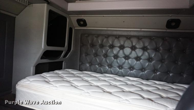 image for item DD7696 1995 International Eagle 9400 semi truck