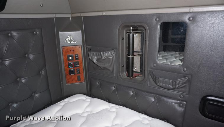 image for item DD7696 1995 International Eagle 9400 semi truck