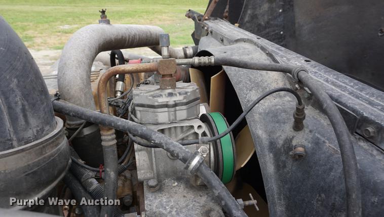 image for item DD7696 1995 International Eagle 9400 semi truck