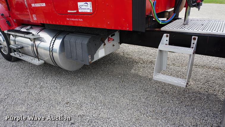 image for item DD7696 1995 International Eagle 9400 semi truck