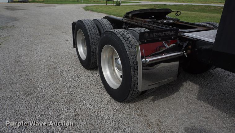 image for item DD7696 1995 International Eagle 9400 semi truck