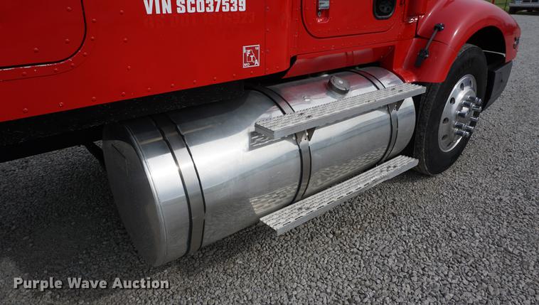 image for item DD7696 1995 International Eagle 9400 semi truck