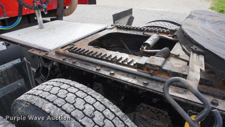 image for item DD7696 1995 International Eagle 9400 semi truck