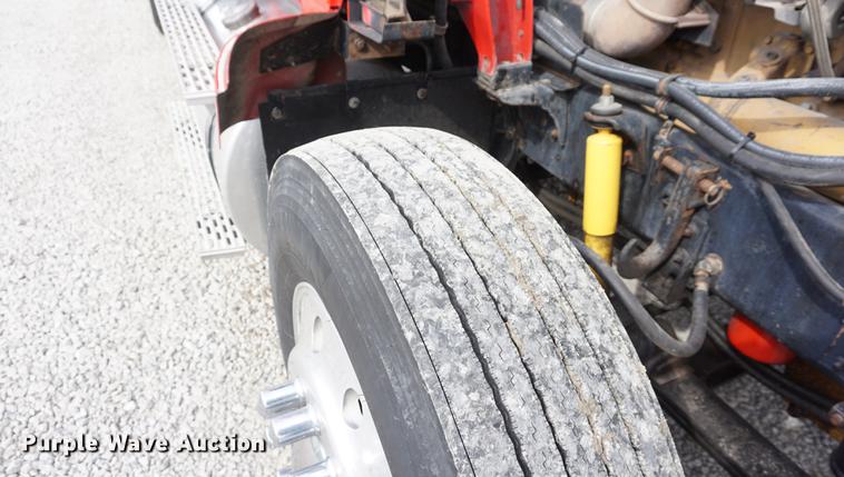 image for item DD7696 1995 International Eagle 9400 semi truck