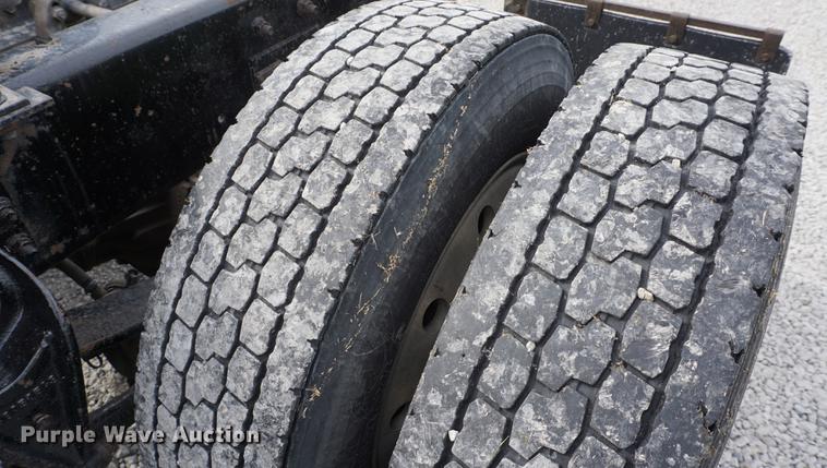 image for item DD7696 1995 International Eagle 9400 semi truck